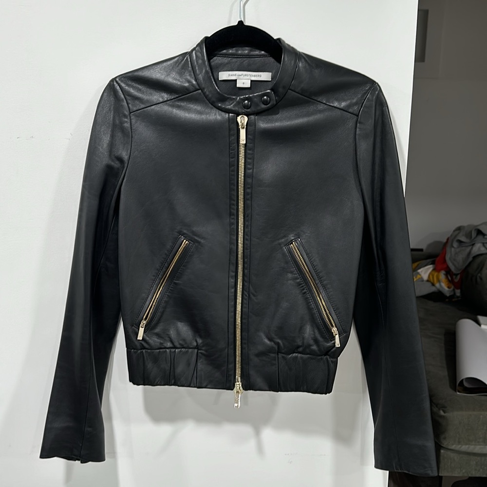 Gorgeous designer leather jacket, gold hardware, chic style, excellent condition - Picture 7 of 10